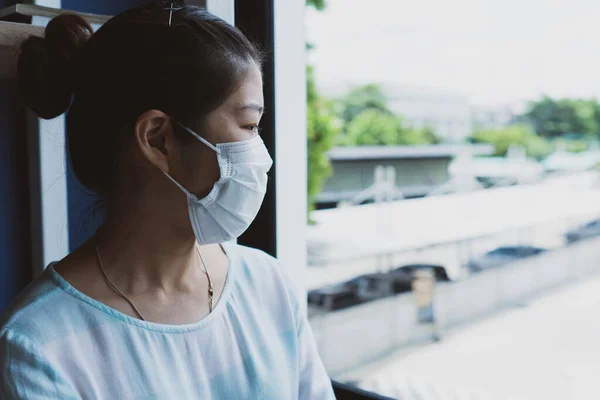 Jonge Aziatische Vrouw Draagt Gezichtsmasker Koptelefoon Met Behulp Van Computer — Stockfoto