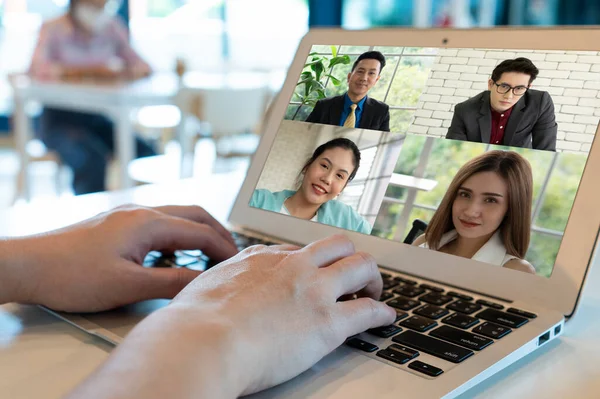 Aziatische Zakenvrouw Met Behulp Van Computer Werken Videoconferentie Met Klanten — Stockfoto