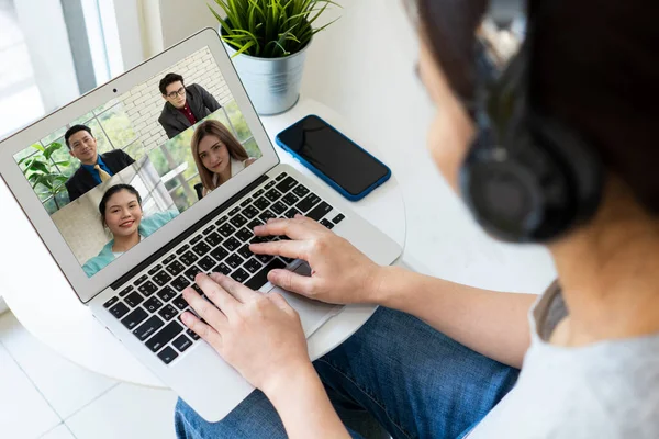 Aziatische Zakenvrouw Met Behulp Van Computer Thuis Werken Videoconferentie Met — Stockfoto