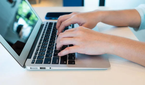 Cerrar Imagen Las Manos Mujer Escribiendo Teclado Computadora Para Trabajar — Foto de Stock