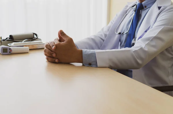 Der Doktor Sitzt Der Sprechstunde Und Wartet Auf Den Patienten — Stockfoto