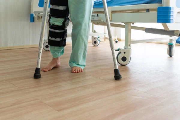 Mujer Que Usa Rodillera Practica Caminar Usando Muletas Ajustables Para — Foto de Stock