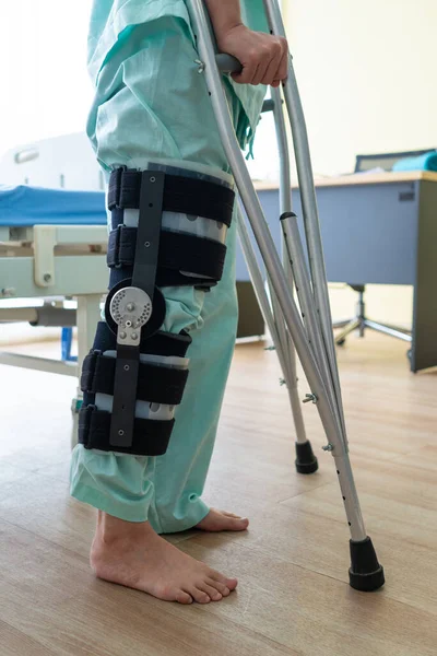 Mujer Que Usa Rodillera Practica Caminar Usando Muletas Ajustables Para — Foto de Stock