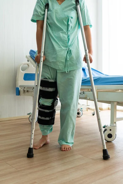 Mujer Que Usa Rodillera Practica Caminar Usando Muletas Ajustables Para — Foto de Stock