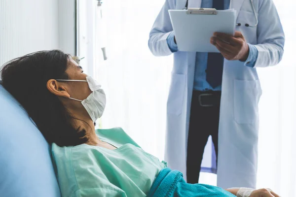 Médico Asiático Con Mascarilla Visita Paciente Mujer Que Estaba Enferma — Foto de Stock