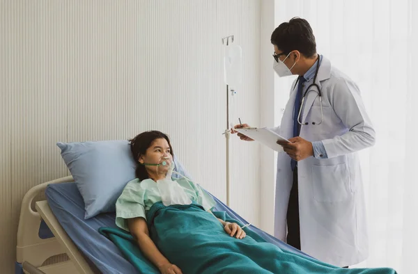 마스크를 아시아 의사가 병실에 환자를 건강과 — 스톡 사진