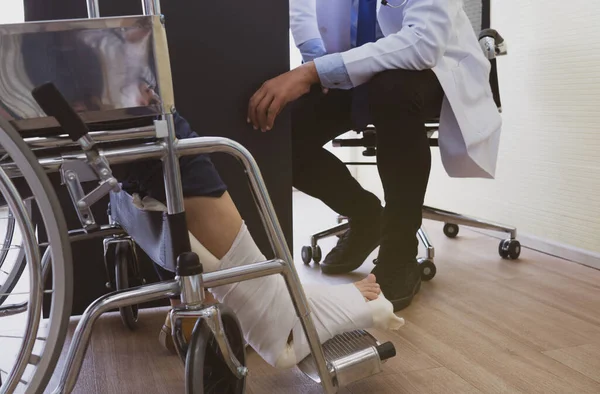 Asian Doctor Wearing Mask Examines Woman Patient Who Sits Wheelchair — Stock Photo, Image