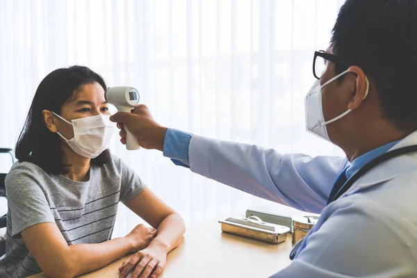 Arzt Mit Infrarot Thermometer Die Temperatur Einer Patientin Messen Die — Stockfoto