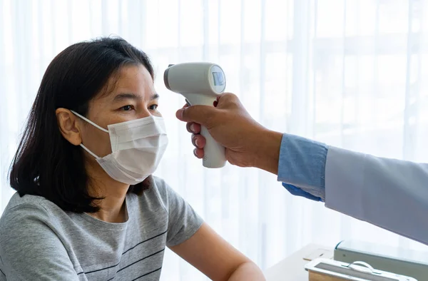 Arzt Mit Infrarot Thermometer Die Temperatur Einer Patientin Messen Die — Stockfoto