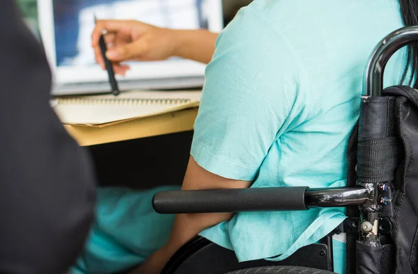 Joven Mujer Asiática Discapacitada Con Cara Sonriente Sentado Silla Ruedas — Foto de Stock