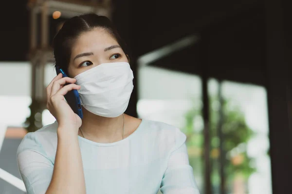 Jonge Aziatische Vrouw Draagt Gezichtsmasker Koptelefoon Met Behulp Van Computer — Stockfoto