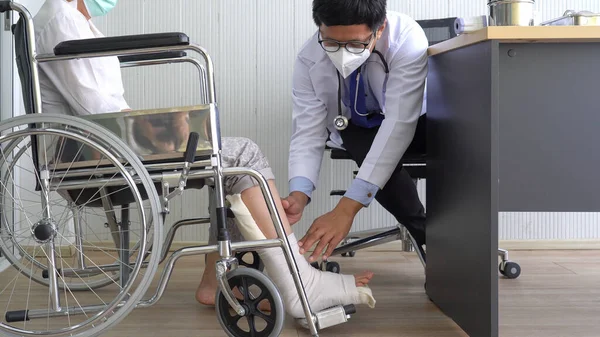 Médico Asiático Con Máscara Examina Paciente Que Sienta Silla Ruedas — Foto de Stock