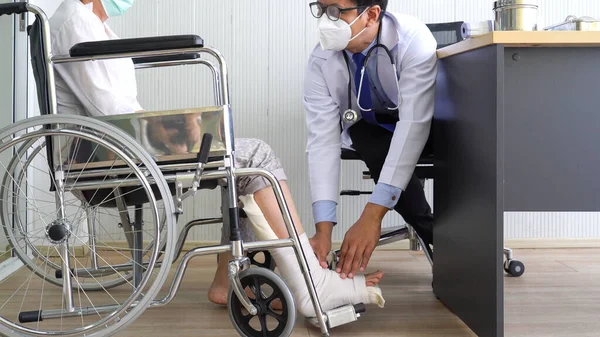 Médico Asiático Con Máscara Examina Paciente Que Sienta Silla Ruedas — Foto de Stock