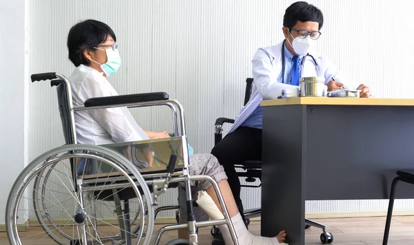 Médico Asiático Con Máscara Examina Paciente Que Sienta Silla Ruedas — Foto de Stock