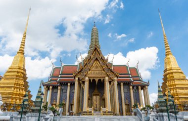 Zümrüt Buddha Tapınağı 'nın resmi ve büyük sarayın Pazar günü Bangkok, Tayland' da mavi gökyüzü