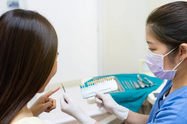 Dentista Asiático Que Muestra Carta Color Los Dientes Para Dejar — Foto de Stock