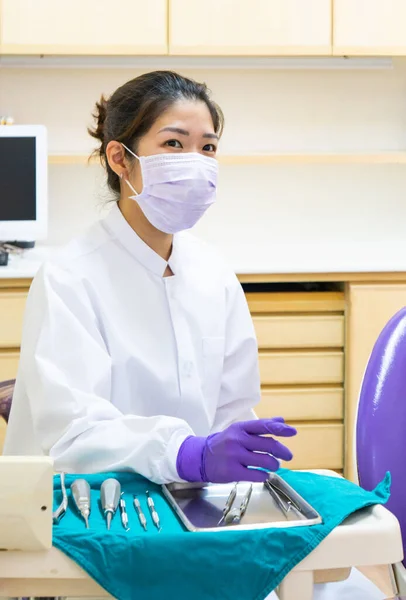 Jeune Dentiste Asiatique Qui Porte Masque Préparant Travailler Clinique Dentaire — Photo