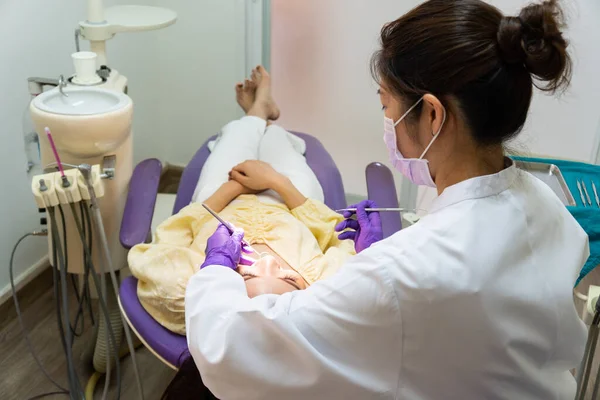 Dentista Asiático Que Usa Máscara Está Llenando Agujero Los Dientes — Foto de Stock