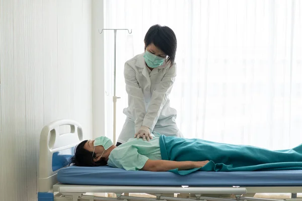 医生戴手套进行心肺复苏或Cpr 以帮助在医院心脏骤停的亚洲老年患者 保健和医疗概念 — 图库照片