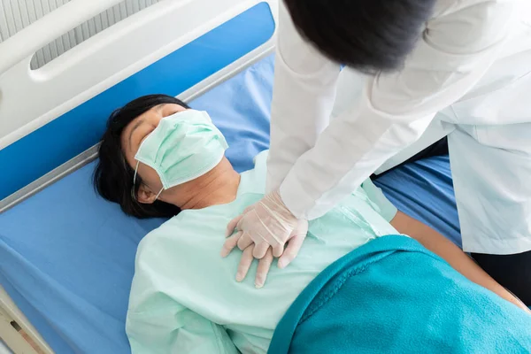 Læge Iført Handsker Gør Kardiopulmonal Genoplivning Eller Cpr Hjælpe Asiatiske - Stock-foto