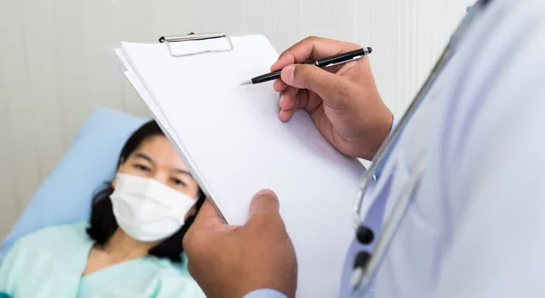 Médico Asiático Usando Máscara Facial Visita Paciente Mulher Que Estava — Fotografia de Stock