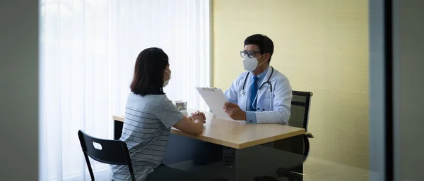 Paciente Con Problemas Salud Mental Visita Médico Psiquiatra Asiático Clínica — Foto de Stock