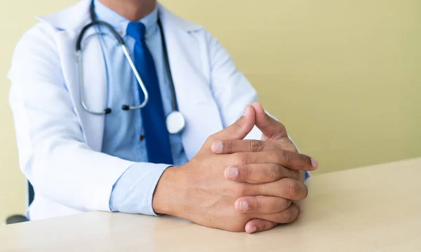 Asiático Doctoc Sentado Clínica Oficina Espera Paciente Salud Concepto Médico — Foto de Stock