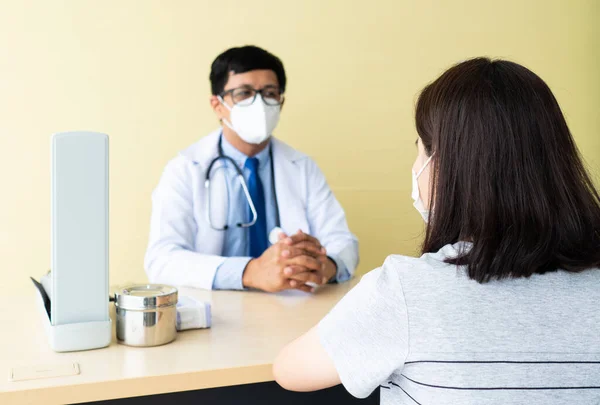 Patientin Mit Psychischen Problemen Besucht Asiatischen Psychiater Arzt Klinik Krankenhaus — Stockfoto