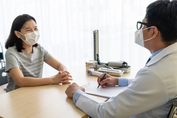 Asyalı Kadın Hasta Hasta Olduğu Için Hastanedeki Klinikteki Doktoru Ziyaret — Stok fotoğraf