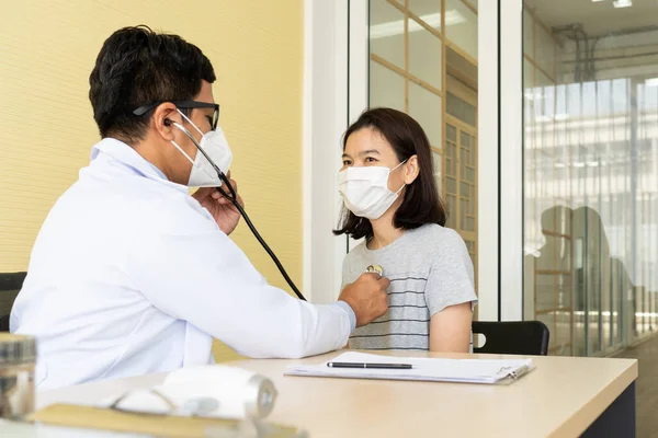 Asiatische Ärztin Mit Maske Und Stethoskop Die Patientin Untersuchen Die — Stockfoto