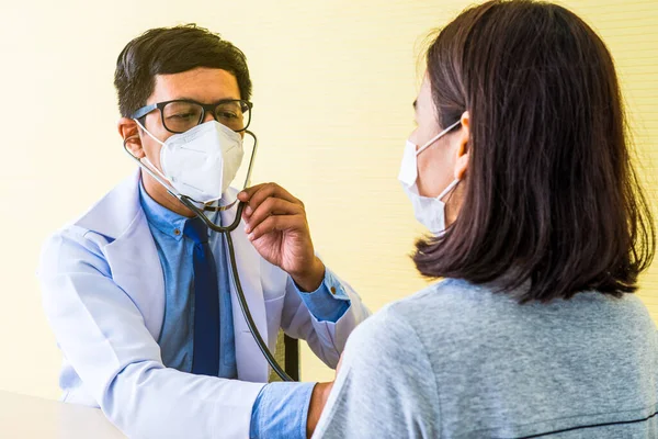 Asiatische Ärztin Mit Maske Und Stethoskop Die Patientin Untersuchen Die — Stockfoto