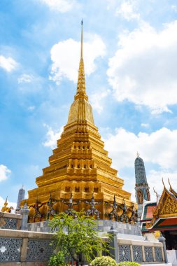 Zümrüt Buddha Tapınağı 'nın resmi ve büyük sarayın Pazar günü Bangkok, Tayland' da mavi gökyüzü