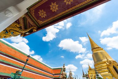 Zümrüt Buddha Tapınağı 'nın resmi ve büyük sarayın Pazar günü Bangkok, Tayland' da mavi gökyüzü