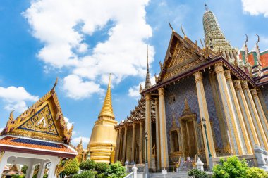 Zümrüt Buddha Tapınağı 'nın resmi ve büyük sarayın Pazar günü Bangkok, Tayland' da mavi gökyüzü