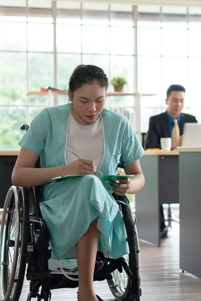 Joven Asiático Discapacitado Mujer Sentado Silla Ruedas Oficina Trabajo Discapacidad — Foto de Stock