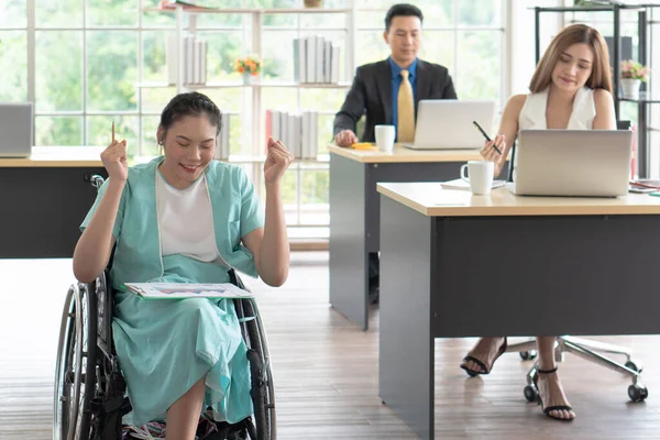 Joven Mujer Asiática Discapacitada Con Cara Sonriente Sentado Silla Ruedas — Foto de Stock