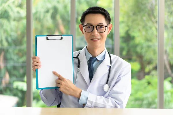 Junger Asiatischer Arzt Der Den Patienten Videoanruf Der Krankenhauspraxis Konsultiert — Stockfoto