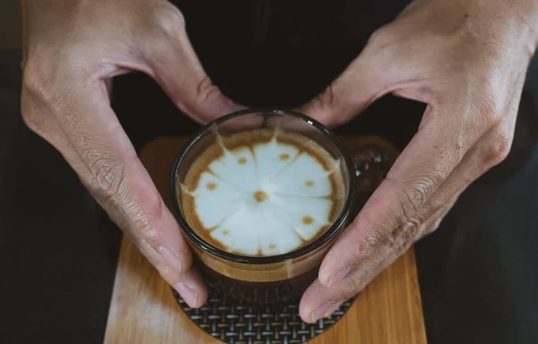 Menutup Gambar Tangan Pemuda Menyiapkan Cappuccio Panas Untuk Melayani Pelanggan — Stok Foto