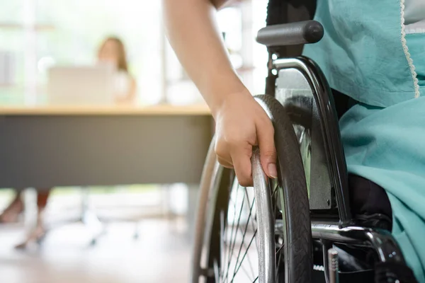 Imagen Cerca Joven Mujer Discapacitada Sentada Silla Ruedas Discapacidad Minusvalía — Foto de Stock