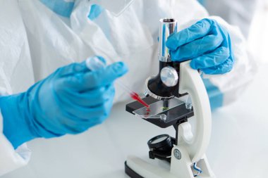 Laboratuvarda kovid-19 veya koronavirüs enfeksiyonunu tedavi etmek için araştırma ve deney yapan bilim adamları