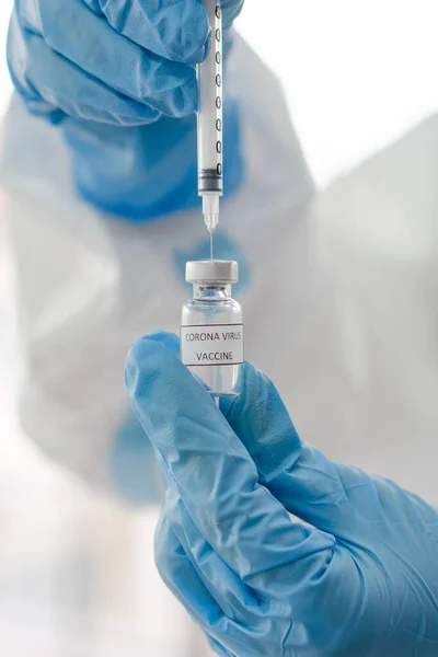 個人用保護具の医師の旗の写真や病院の研究室でコロナウイルスまたはコロナウイルスのワクチンを示す紙 予防接種やワクチンのコンセプト — ストック写真