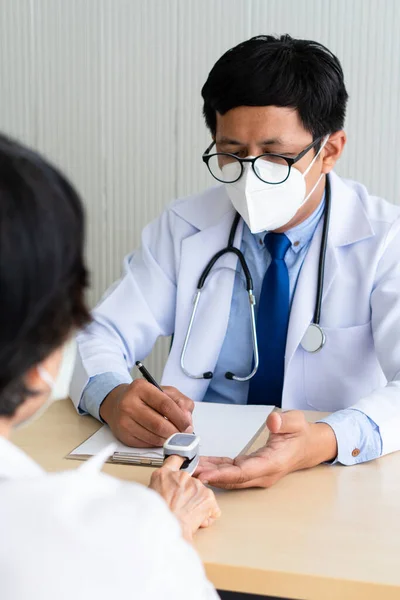 Médico Asiático Medir Saturación Oxígeno Mujer Asiática Edad Avanzada Con — Foto de Stock