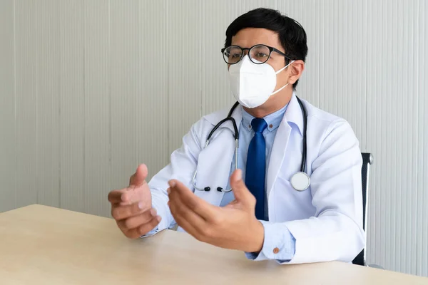 Азіатський Лікар Сидить Офісній Клініці Чекаючи Пацієнта Охорона Здоров Медична — стокове фото