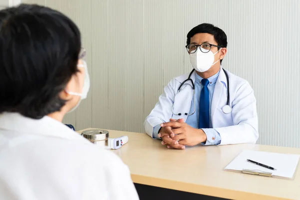 Médico Asiático Hablando Con Una Paciente Mayor Que Está Enferma — Foto de Stock