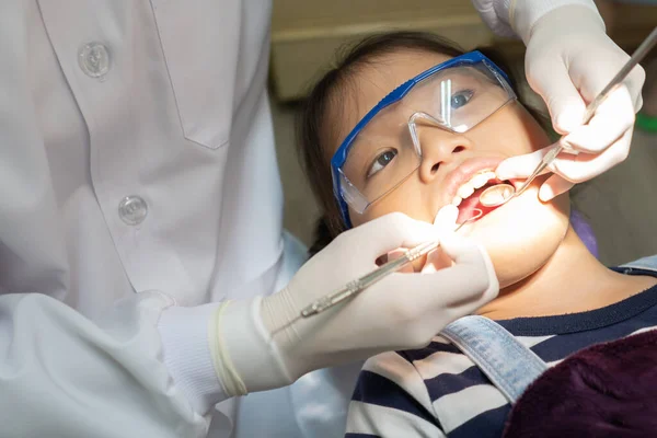 Dentista Que Utiliza Herramientas Dentales Para Limpiar Los Dientes Del — Foto de Stock