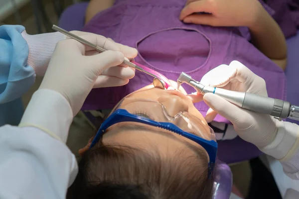 Dentiste Utilisant Des Outils Dentaires Pour Nettoyer Les Dents Enfant — Photo