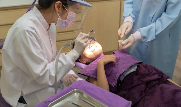 Dentista Que Utiliza Herramientas Dentales Para Limpiar Los Dientes Del — Foto de Stock