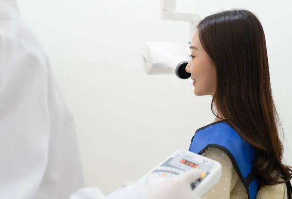 Asistente Dentista Que Utiliza Máquina Rayos Para Escanear Diente Una — Foto de Stock