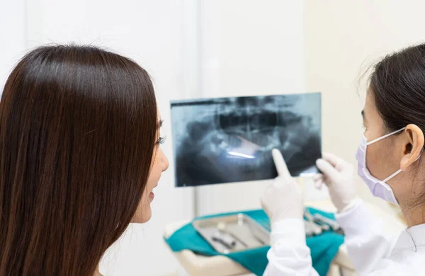 Dentista Asiático Que Muestra Radiografía Dental Paciente Joven Clínica Dental — Foto de Stock