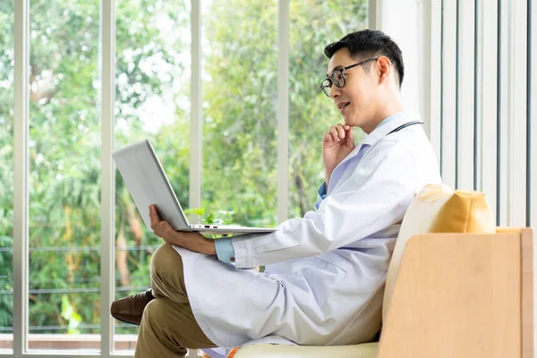 Junger Asiatischer Arzt Mit Kopfhörer Und Computer Den Patienten Videoanruf — Stockfoto